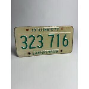 ILLINOIS‎ 1977 License Plate 323 716 Vintage Collectible Auto Green White Decor